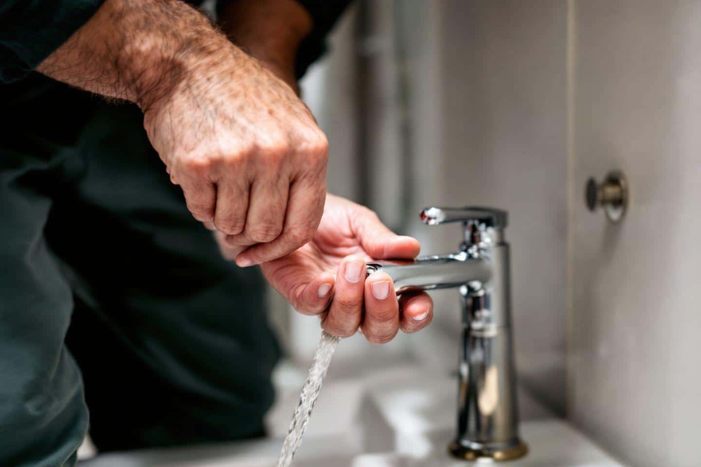 Comment réparer un robinet qui coule après fermeture : 5 solutions efficaces