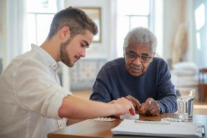 personne agée en masion de retraite temporaire avec un infirmier